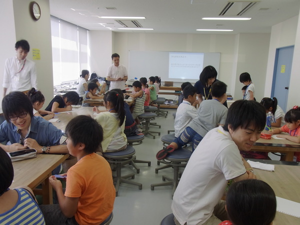 分光器づくりに取り組む小学生たち.JPG