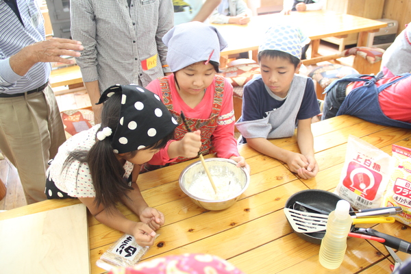 たらすもづ（郷土料理）づを作る子どもたち.JPG