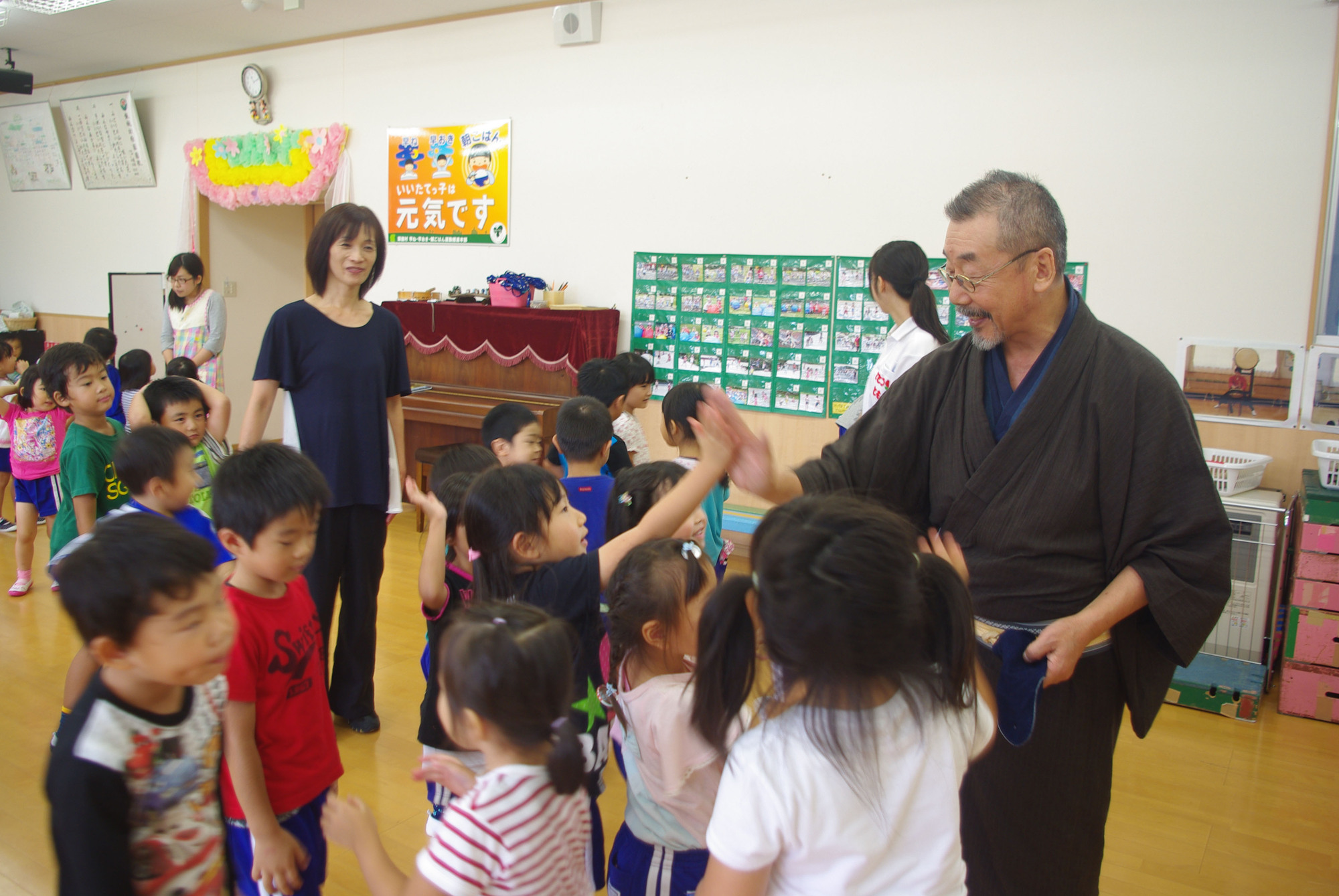 飯舘幼稚園での絵本読み語り会（飯野和好さんと子どもたち）.jpg