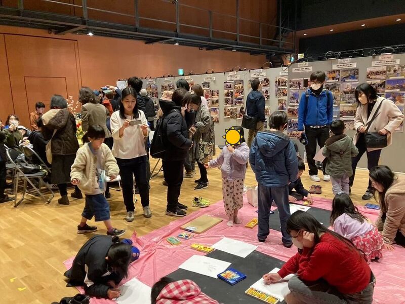 チャリティ絵画展キッズスペースでお絵かき.jpg
