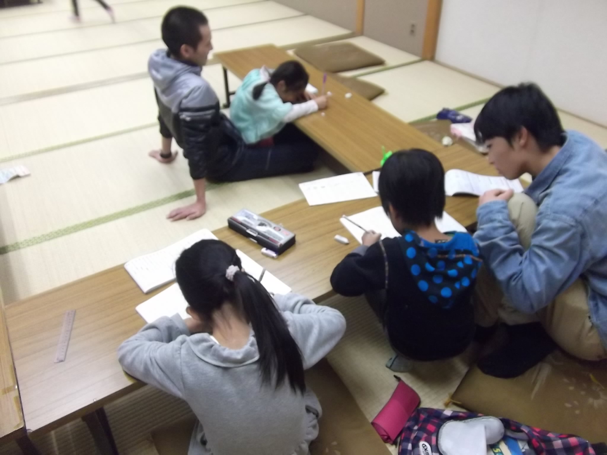 夕暮れ子供会勉強中.JPG