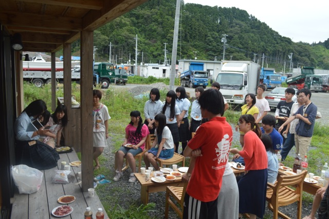 大学生・高校生のBBQ交流会において、活動紹介をする高校生.jpeg