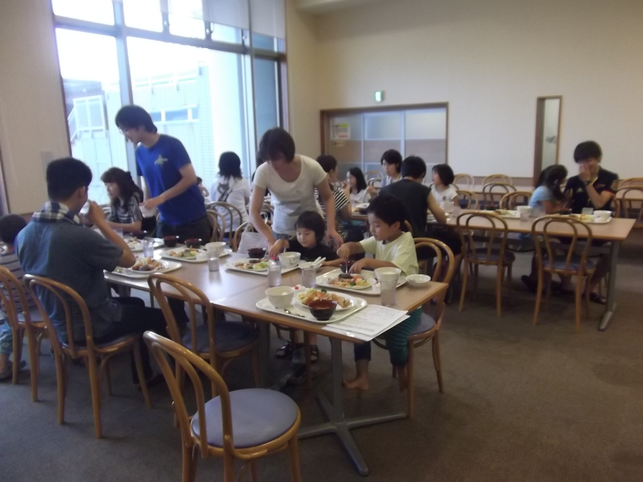 飛び出せ夕暮れ子供会食事の様子.JPG