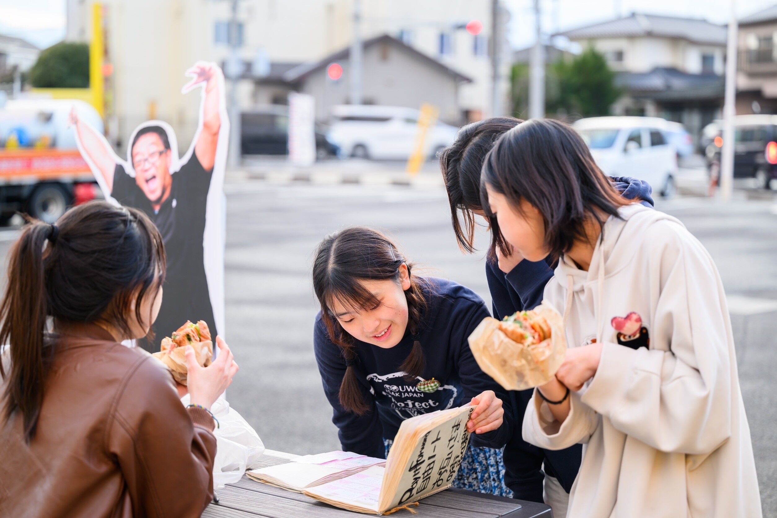 視察、メッセージを見ている様子.jpg
