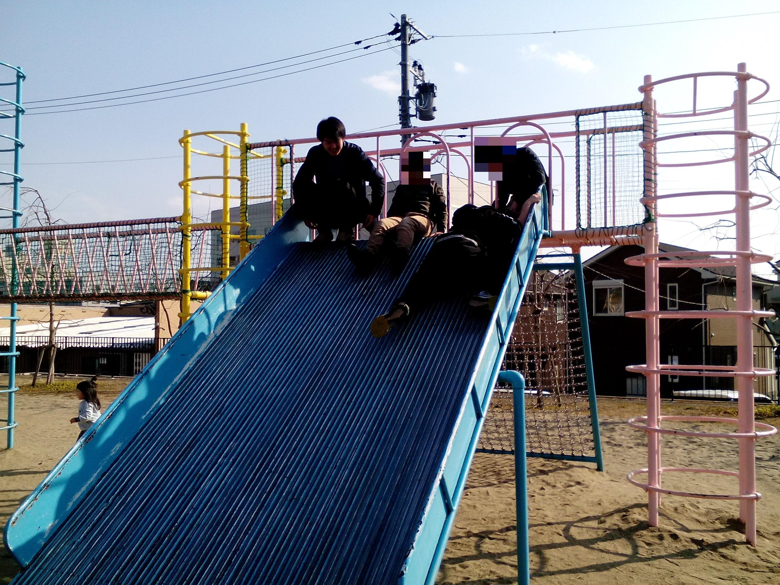 ボランティアの学生と公園でリフレッシュ.jpg