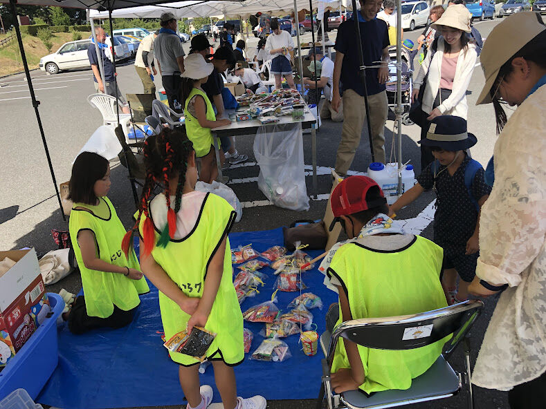 上大二町内会子ども出店（お菓子釣り）の様子２.jpg